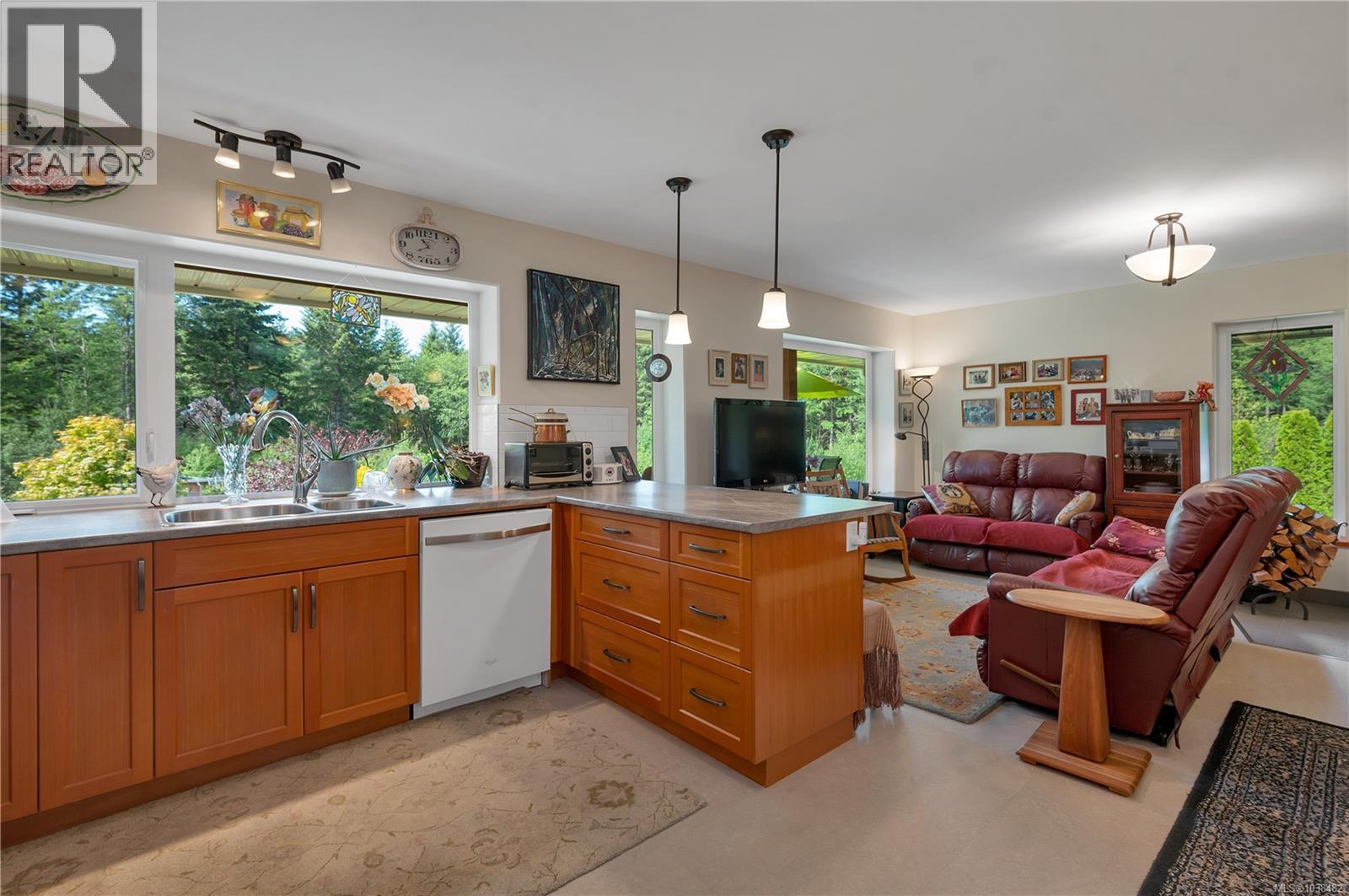 220 Irene Rd, Quadra Island, British Columbia  V0P 1N0 - Photo 2 - 1038482