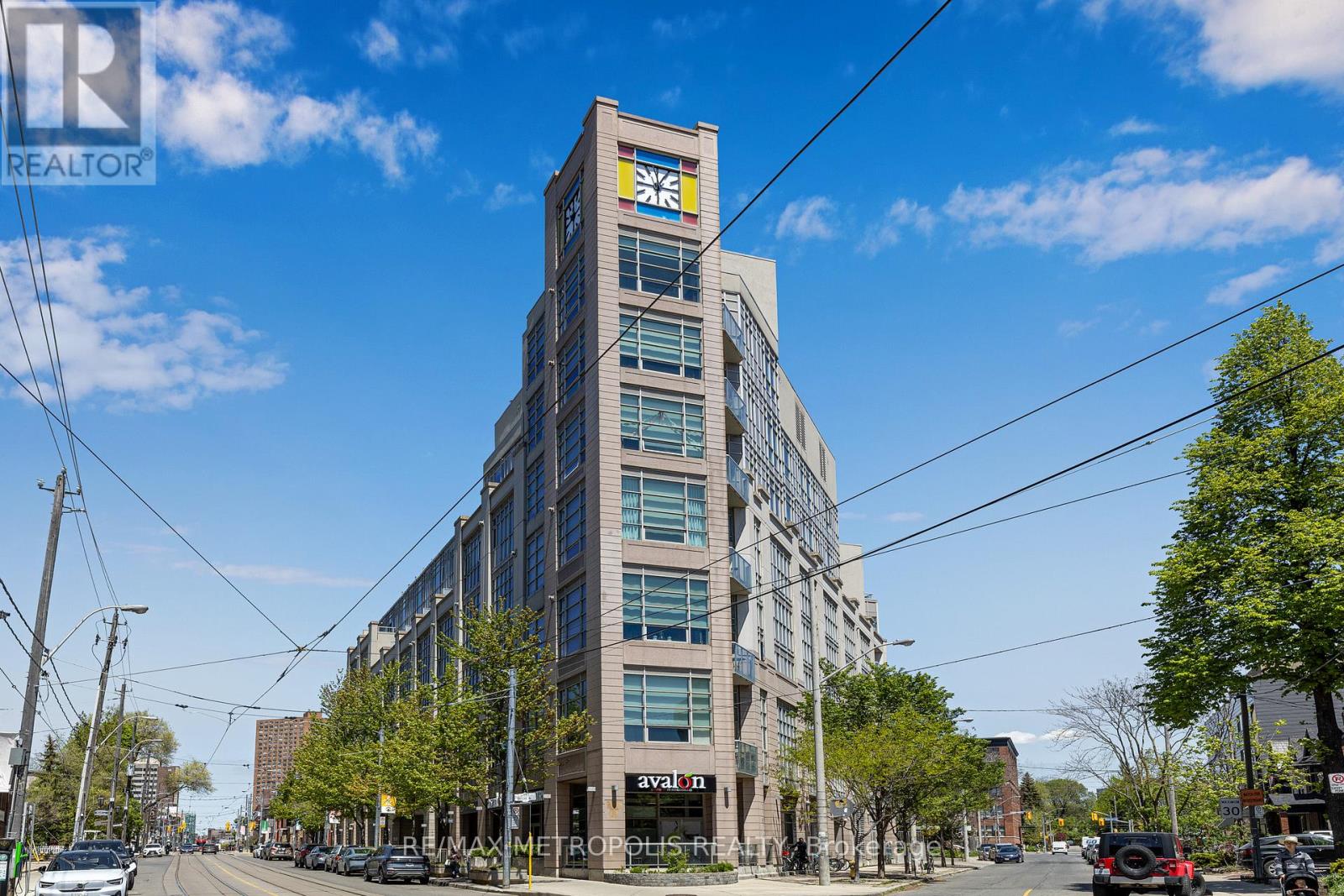 <div class="slider-price">$1,850,000</div><p>438 - 437 Roncesvalles Avenue, Toronto, Ontario</p>