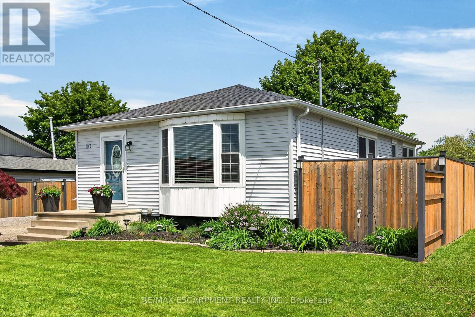 10 Frederick Street, St. Catharines, Ontario  L2S 2S2 - Photo 2 - X13206072