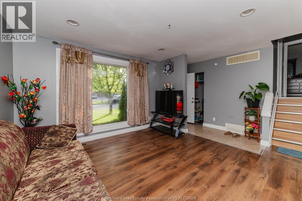 3018 Grandview Street, Windsor, Ontario  N8T 2L9 - Photo 7 - 26012260