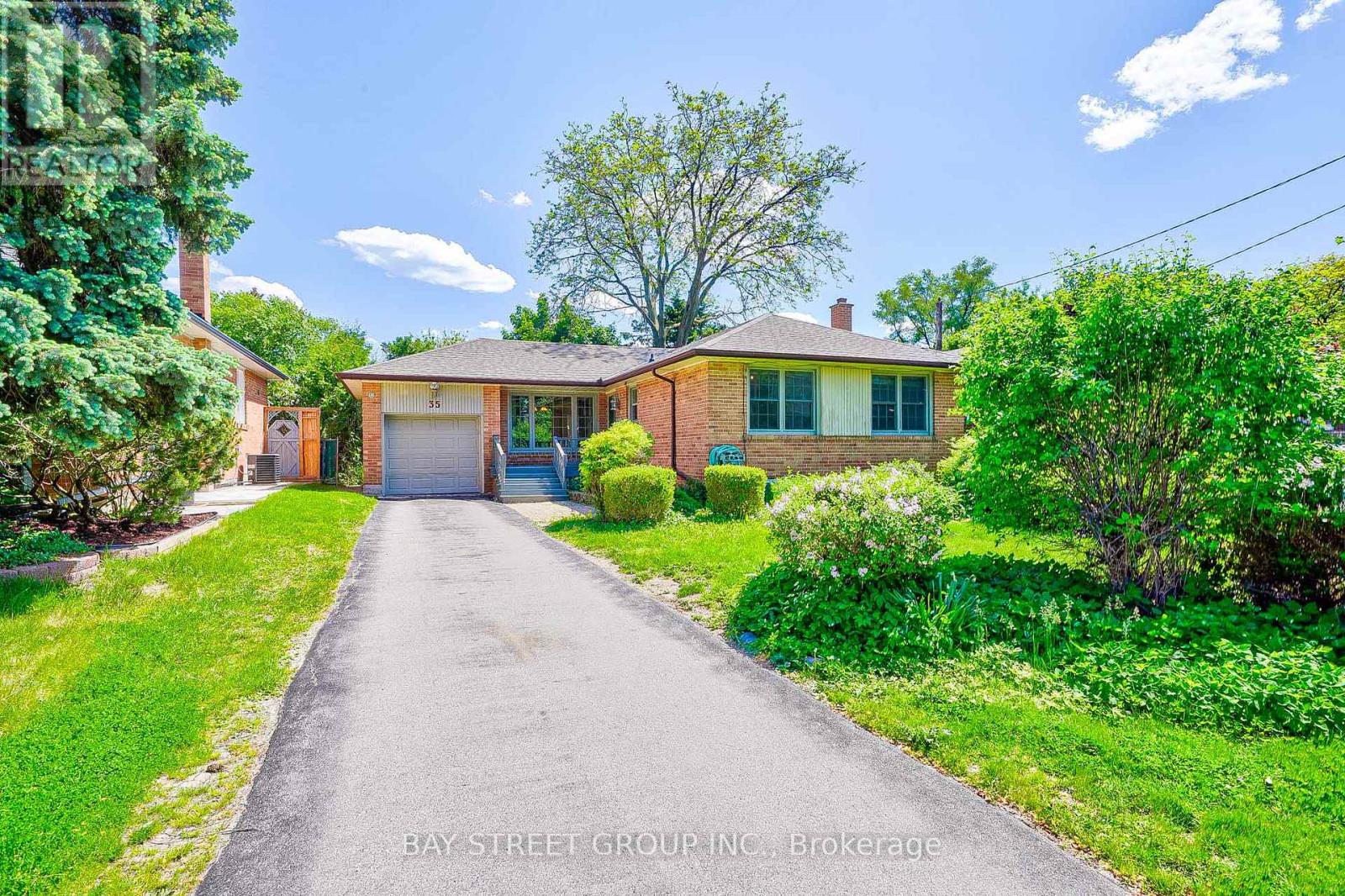 35 CAMWOOD CRESCENT, Toronto, Ontario
