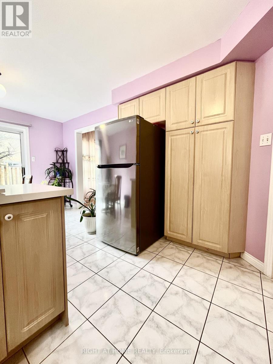 865 Winterton Way, Mississauga, Ontario  L5V 1Z5 - Photo 10 - W13206352