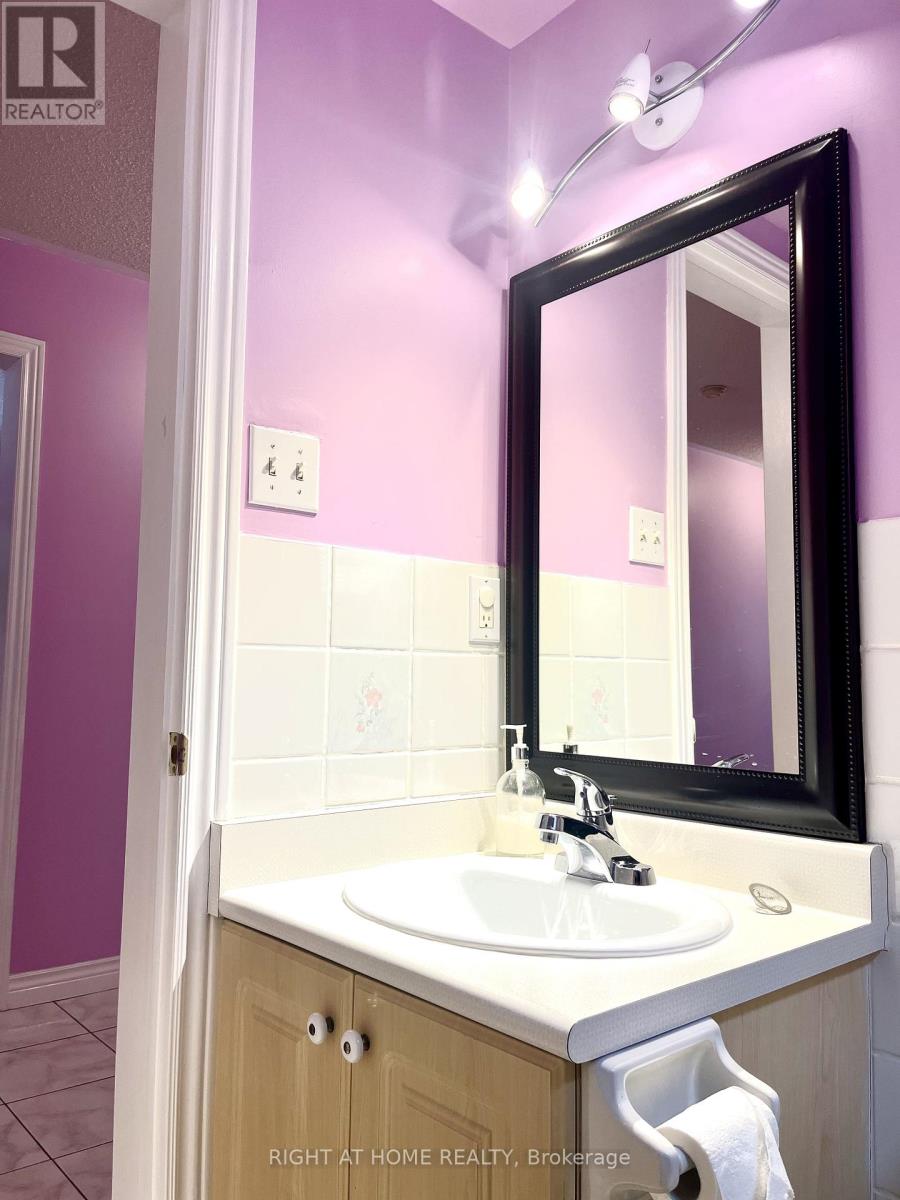 865 Winterton Way, Mississauga, Ontario  L5V 1Z5 - Photo 11 - W13206352