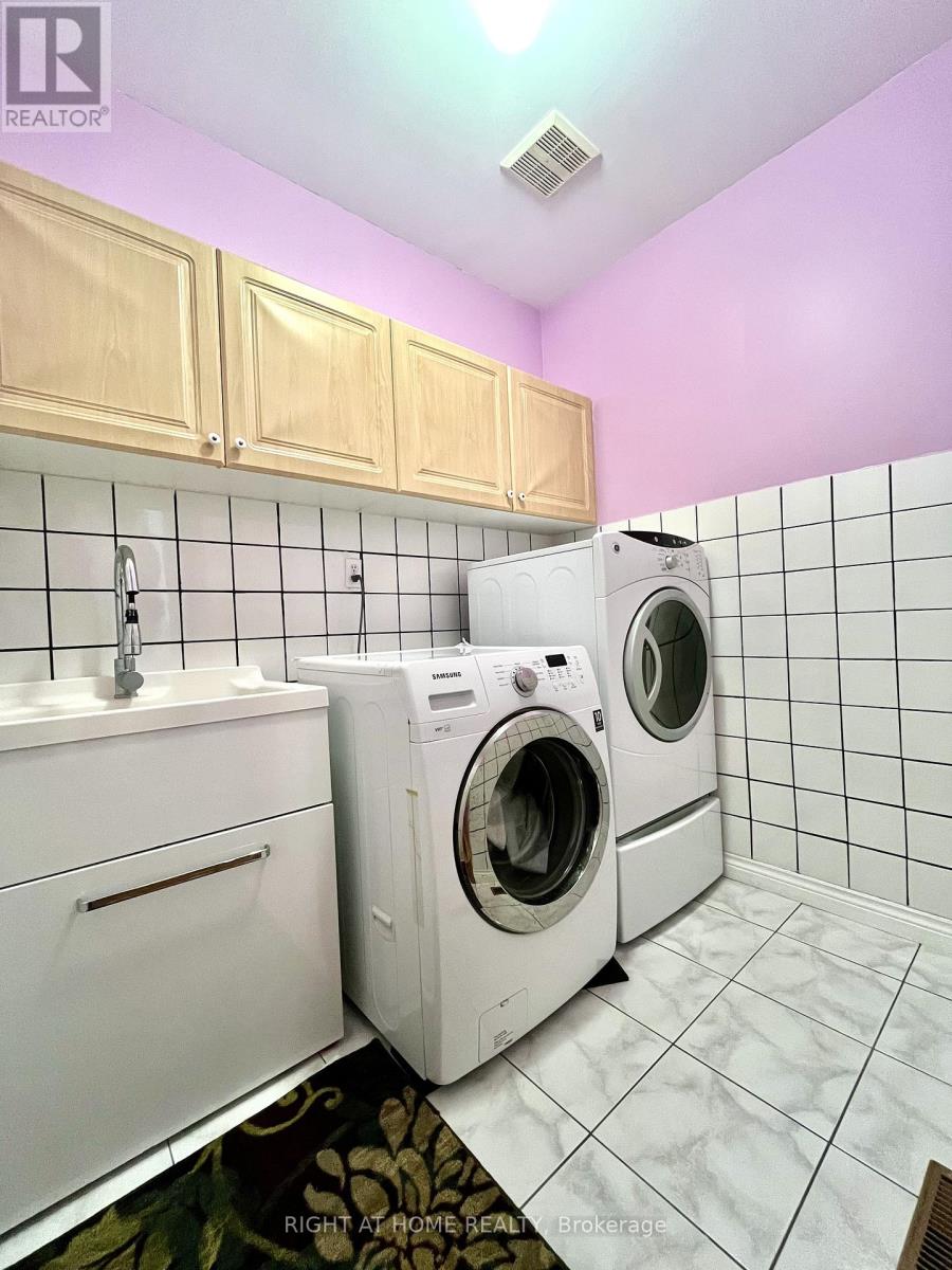 865 Winterton Way, Mississauga, Ontario  L5V 1Z5 - Photo 13 - W13206352
