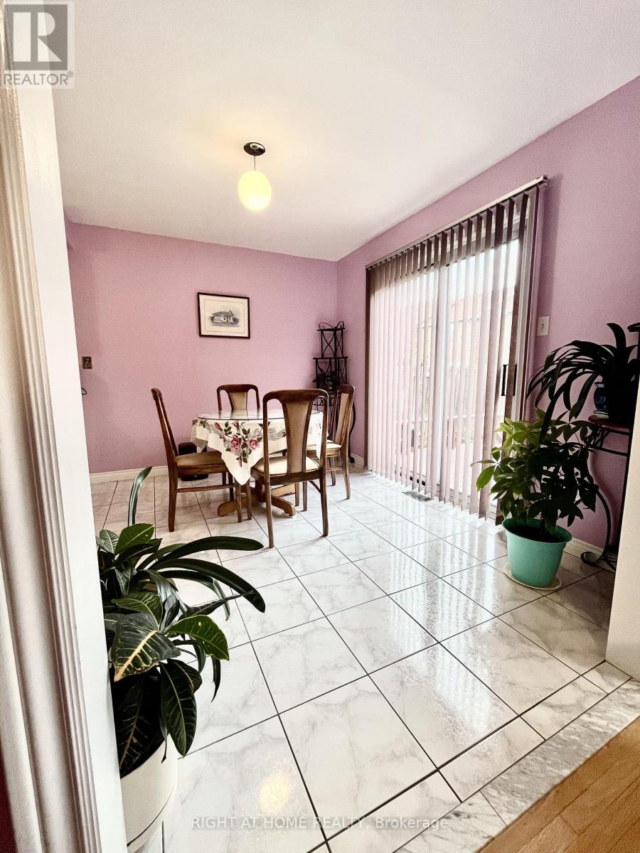 865 Winterton Way, Mississauga, Ontario  L5V 1Z5 - Photo 7 - W13206352