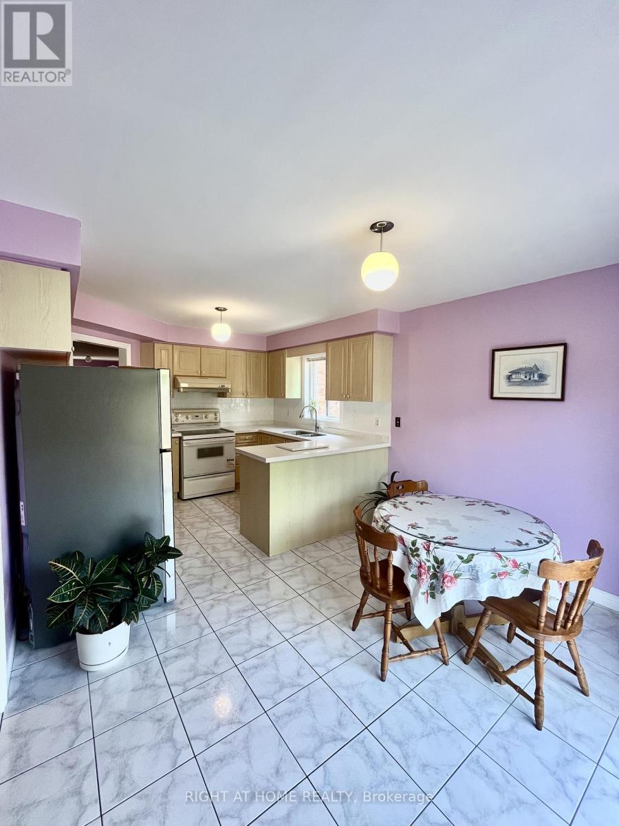 865 Winterton Way, Mississauga, Ontario  L5V 1Z5 - Photo 8 - W13206352