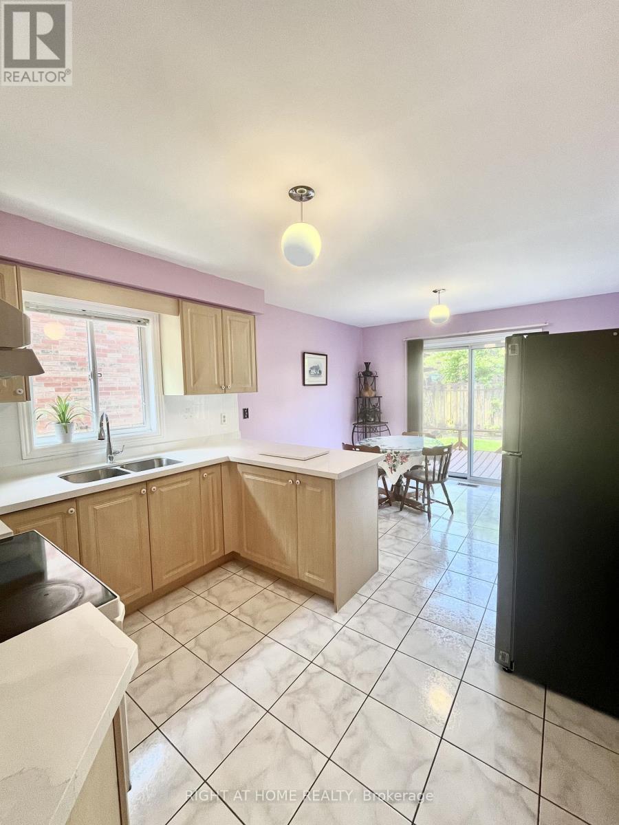 865 Winterton Way, Mississauga, Ontario  L5V 1Z5 - Photo 9 - W13206352