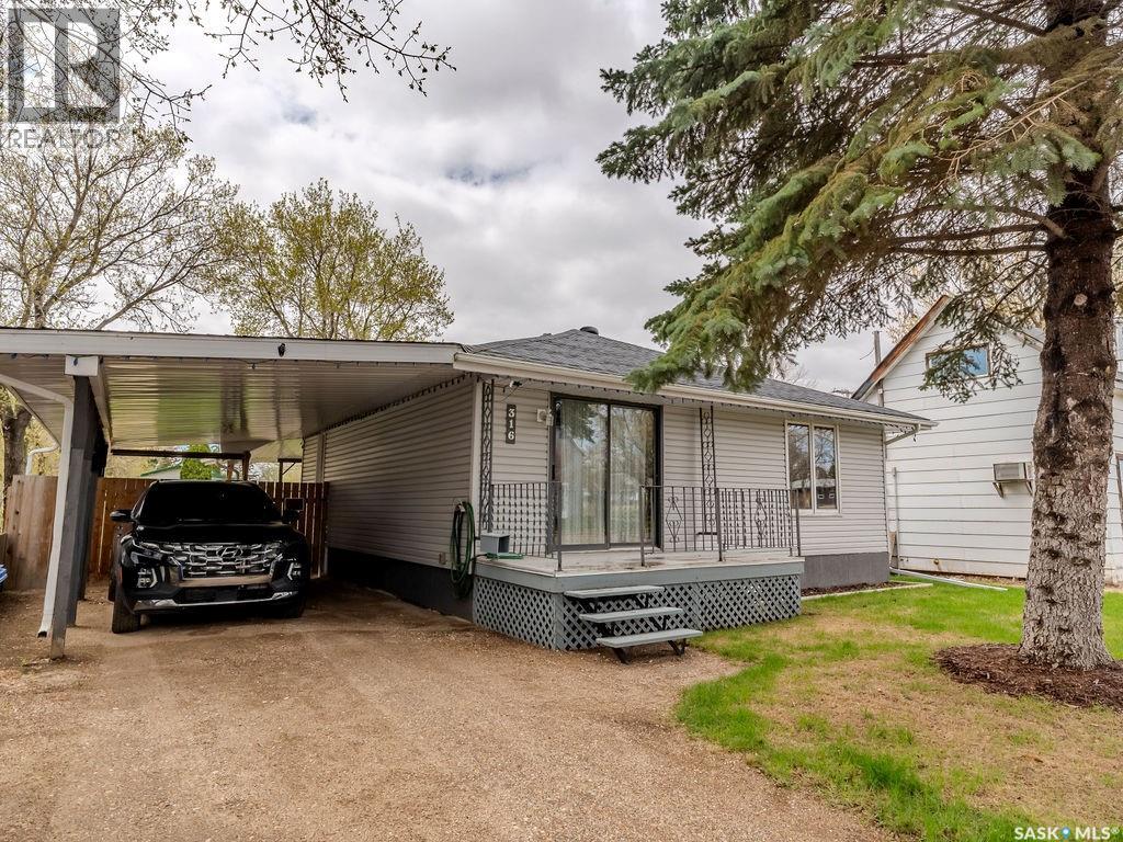 316 1st Street E, Delisle, Saskatchewan  S0L 0P0 - Photo 2 - SK037386