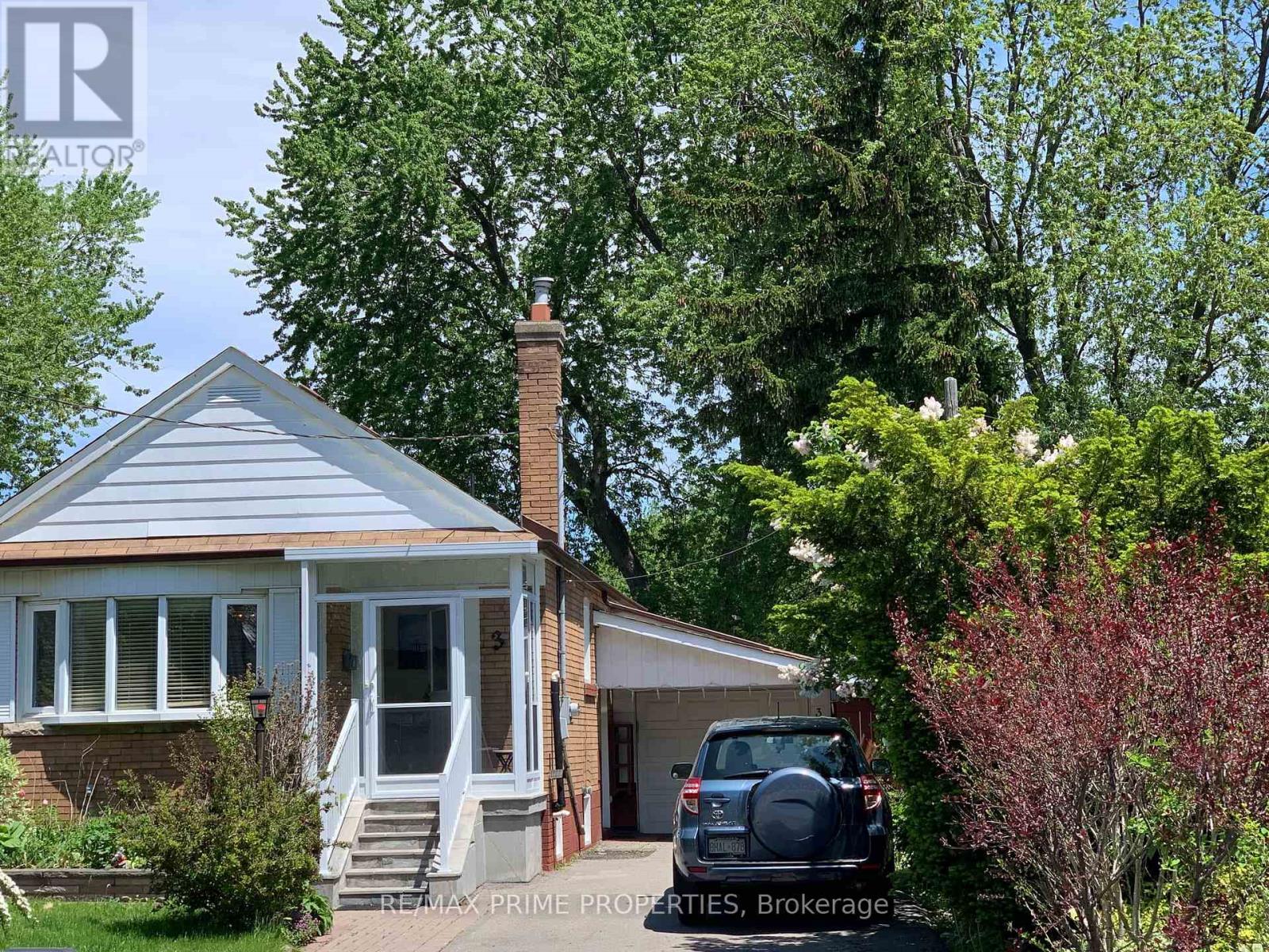 <div class="slider-price">$785,000</div><p>3 Timgren Drive, Toronto, Ontario</p>