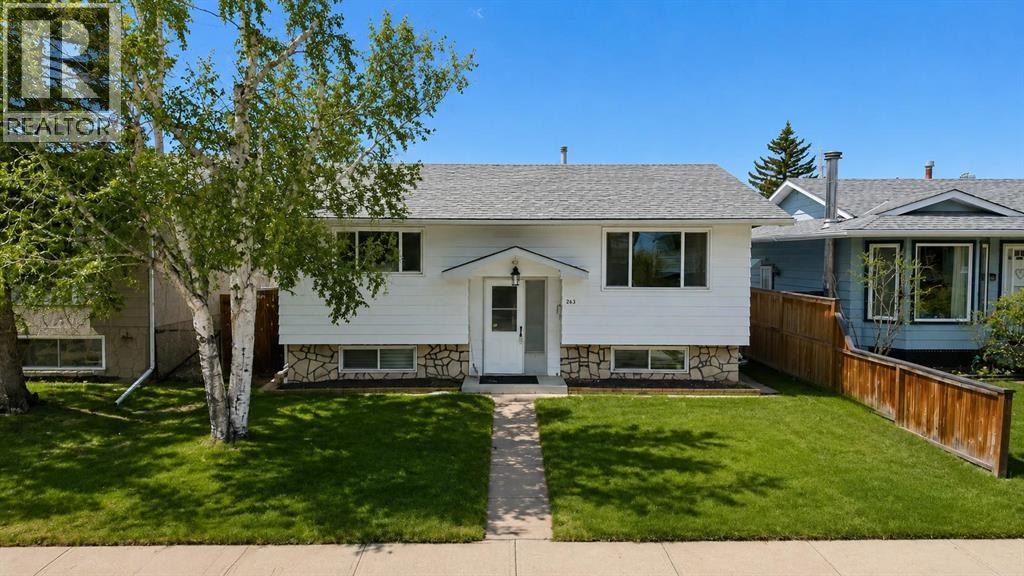 263 Doverview Crescent Se, Calgary, Alberta  T2B 1Y7 - Photo 1 - A2293665