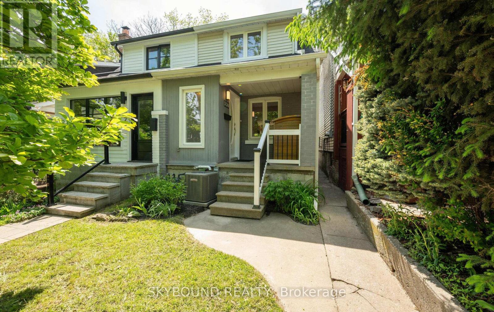 <div class="slider-price">$1,099,000</div><p>326 Kenilworth Avenue, Toronto, Ontario</p>