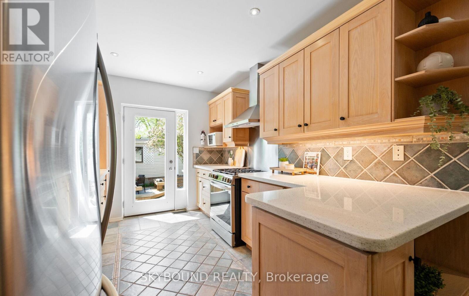 326 Kenilworth Avenue, Toronto, Ontario  M4L 3S8 - Photo 10 - E13206452