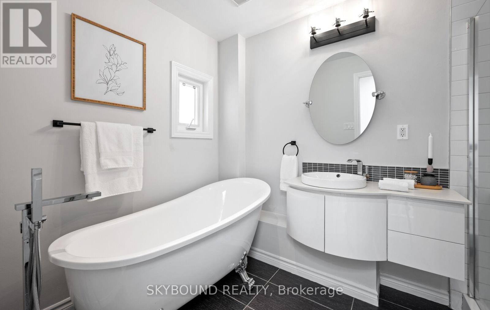 326 Kenilworth Avenue, Toronto, Ontario  M4L 3S8 - Photo 19 - E13206452