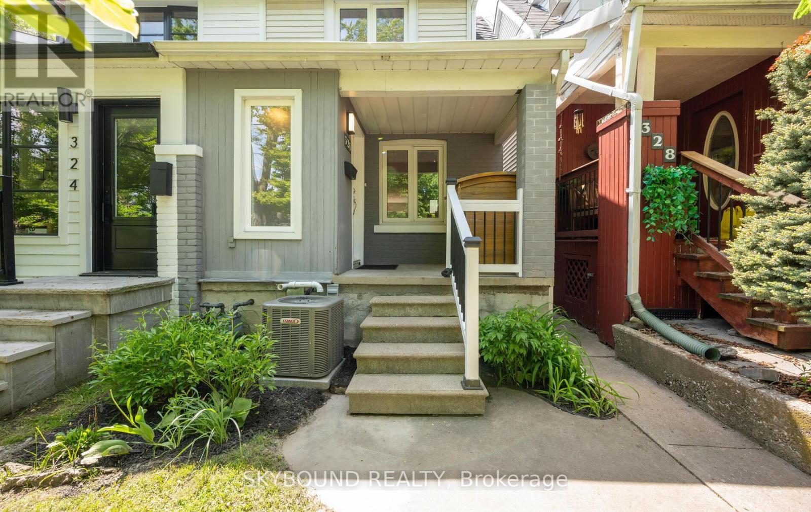 326 Kenilworth Avenue, Toronto, Ontario  M4L 3S8 - Photo 2 - E13206452