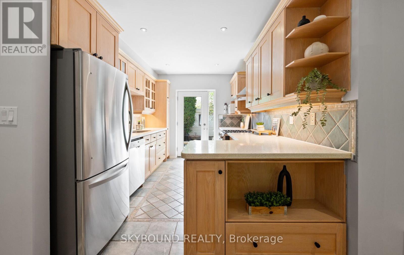 326 Kenilworth Avenue, Toronto, Ontario  M4L 3S8 - Photo 9 - E13206452