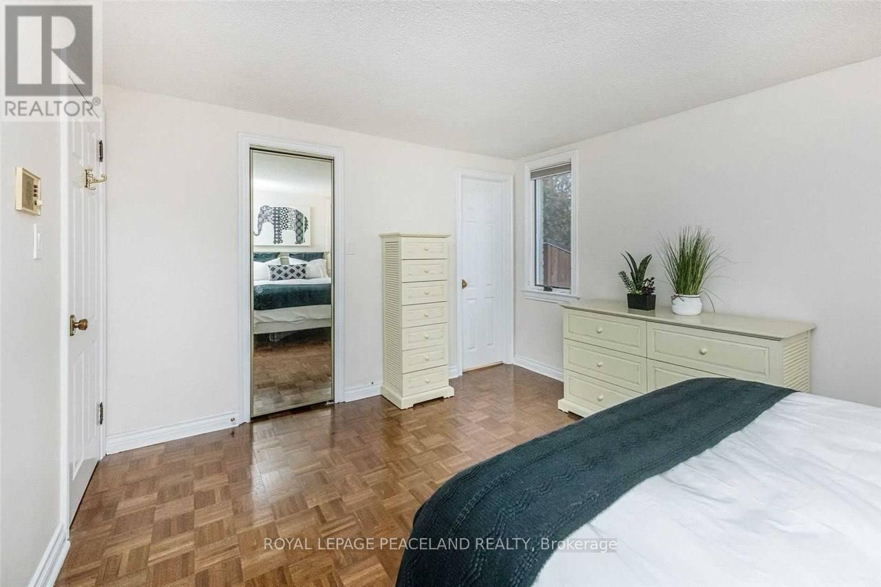 2 - 4239 White Spruce Court, Mississauga, Ontario  L5C 3X5 - Photo 2 - W13206434