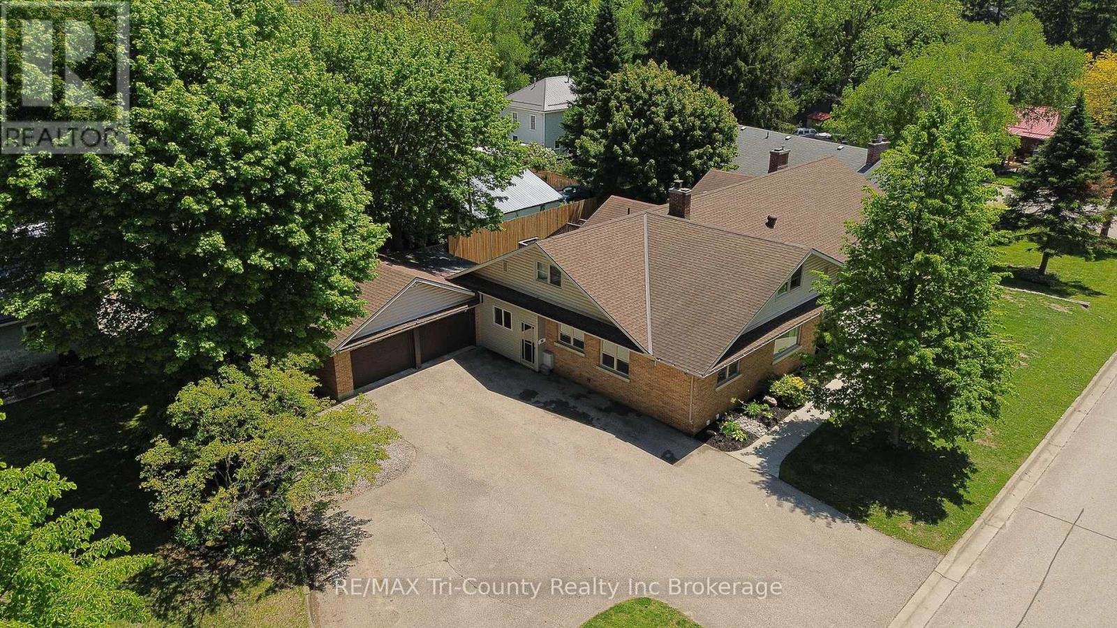 16 DELEVAN CRESCENT, Tillsonburg, Ontario
