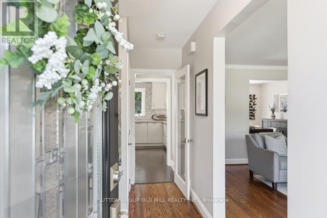 78 Ballacaine Drive, Toronto, Ontario  M8Y 4B7 - Photo 3 - W13206486