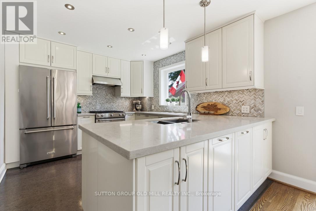 78 Ballacaine Drive, Toronto, Ontario  M8Y 4B7 - Photo 8 - W13206486