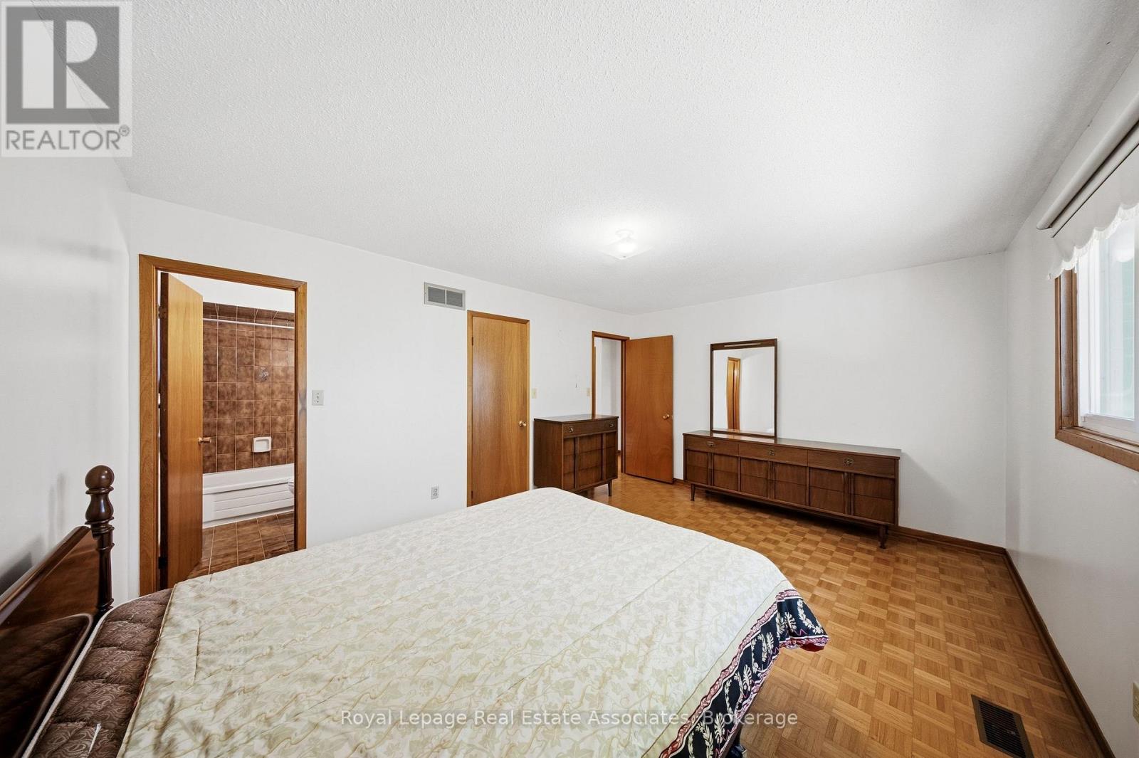 4084 Longo Circle, Mississauga, Ontario  L4T 4C7 - Photo 18 - W13206544