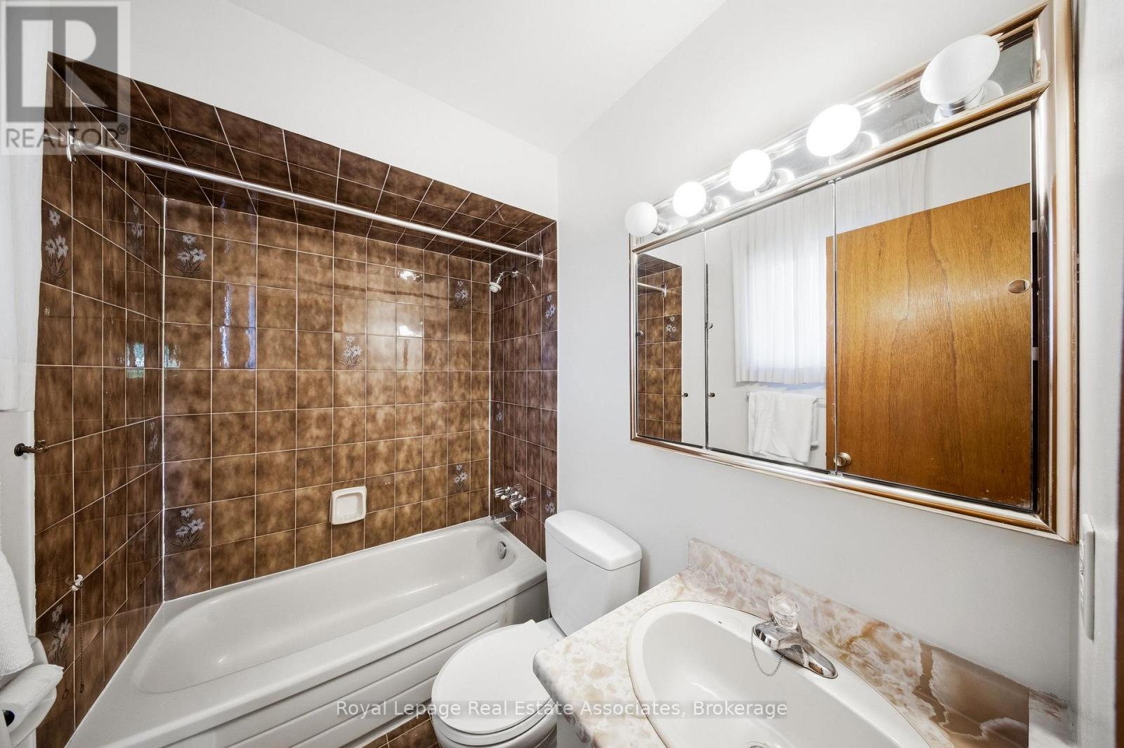 4084 Longo Circle, Mississauga, Ontario  L4T 4C7 - Photo 20 - W13206544