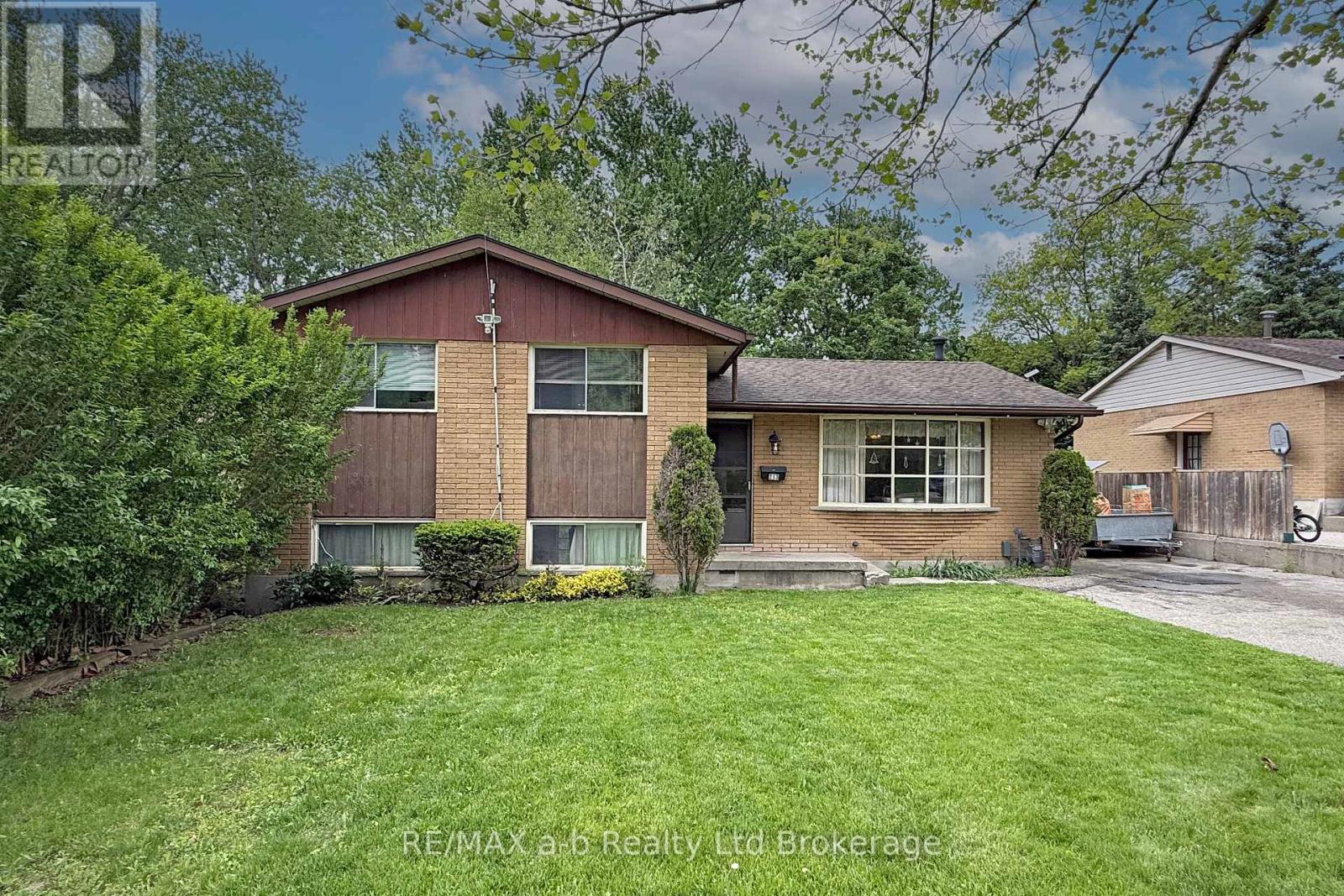 213 Belgrave Street, Woodstock, Ontario N4S 7K1 - Photo 1 - X13206606