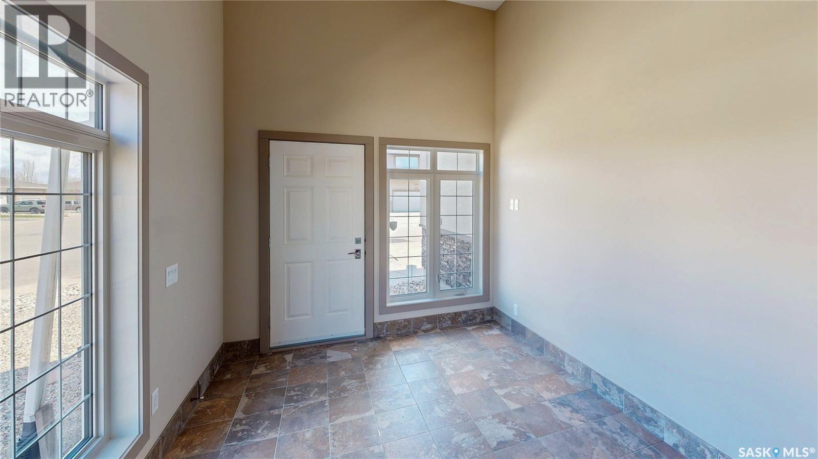 8018 Fairways West Drive, Regina, Saskatchewan  S4Y 0A5 - Photo 2 - SK037396