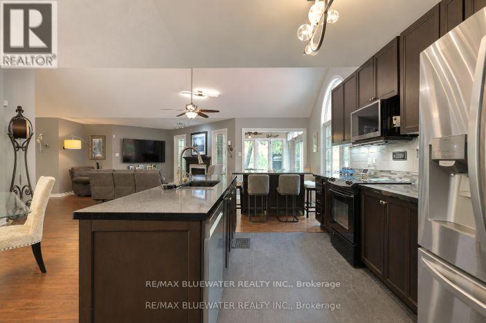 10419 Pinetree Drive, Lambton Shores (Grand Bend), Ontario  N0M 1T0 - Photo 18 - X13202308