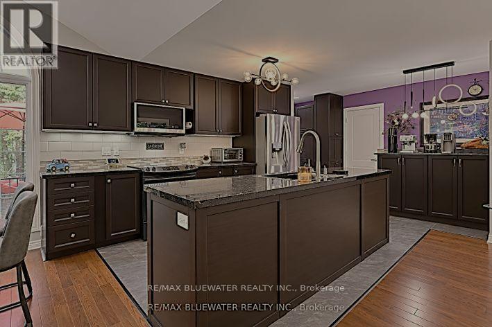 10419 Pinetree Drive, Lambton Shores (Grand Bend), Ontario  N0M 1T0 - Photo 12 - X13202308
