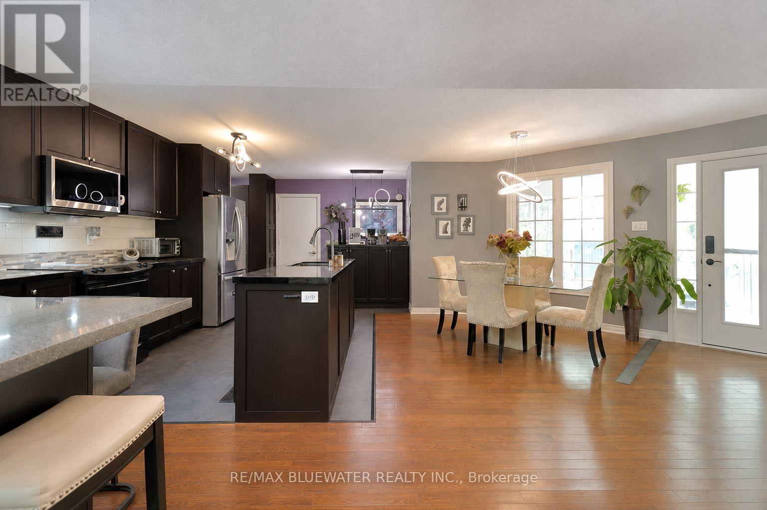 10419 Pinetree Drive, Lambton Shores (Grand Bend), Ontario  N0M 1T0 - Photo 11 - X13202308