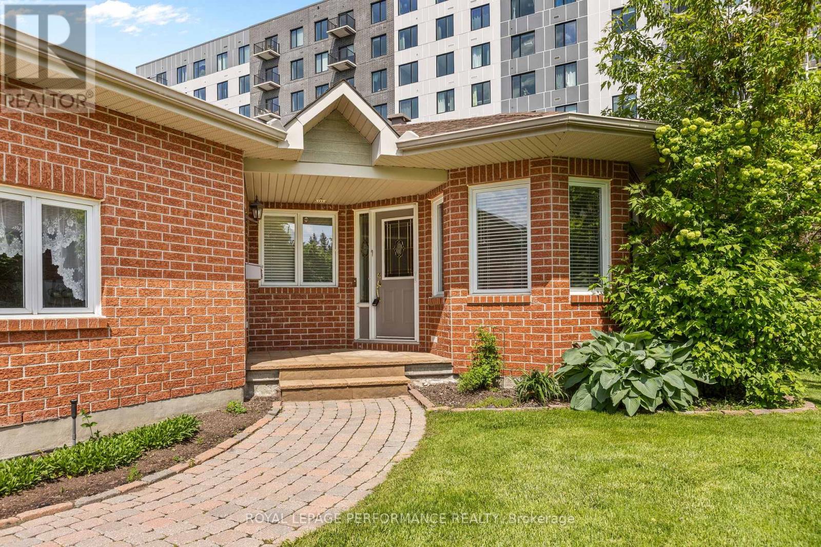 7 Roseglen Private, Ottawa, Ontario  K1H 1B5 - Photo 2 - X13206726