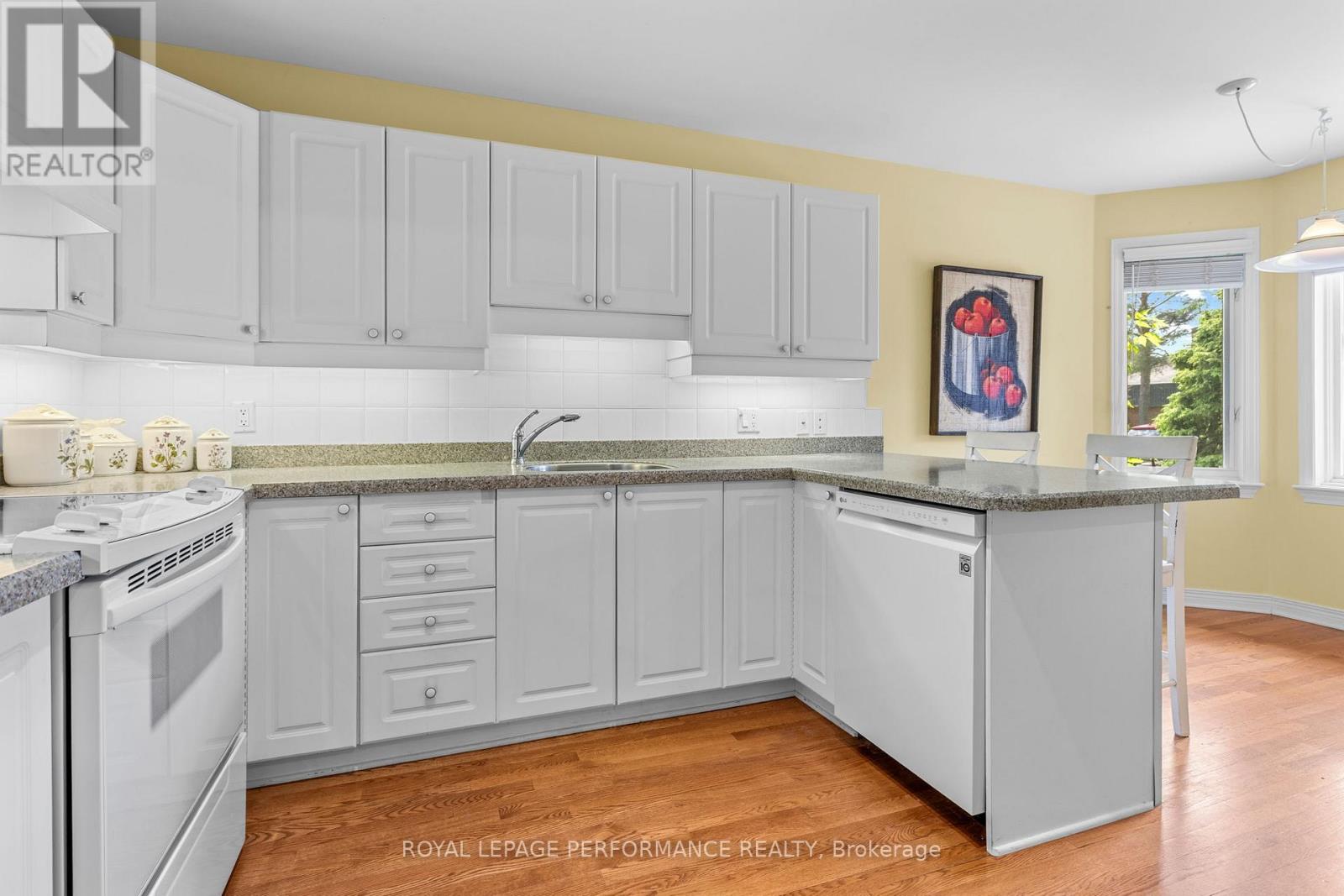 7 Roseglen Private, Ottawa, Ontario  K1H 1B5 - Photo 7 - X13206726