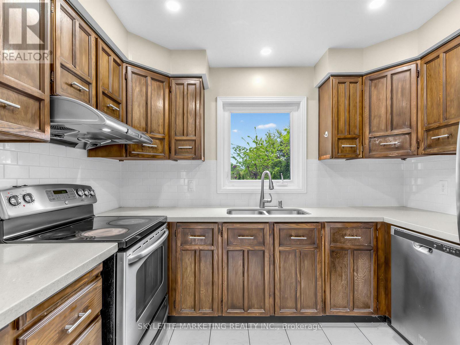 23 Willowbrook Road, Markham, Ontario  L3T 4V7 - Photo 3 - N13206718