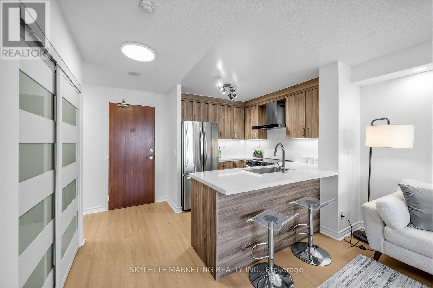 1902 - 5 Michael Power Place, Toronto, Ontario  M9A 0A3 - Photo 17 - W13206628