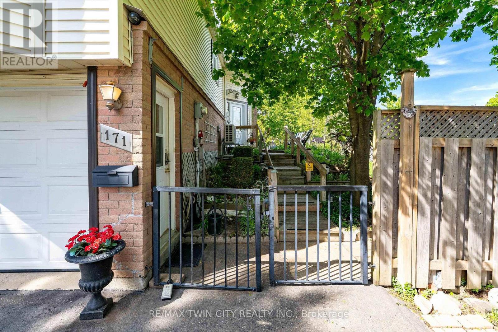 171 Herron Place, Waterloo, Ontario  N2T 1H2 - Photo 3 - X13206638