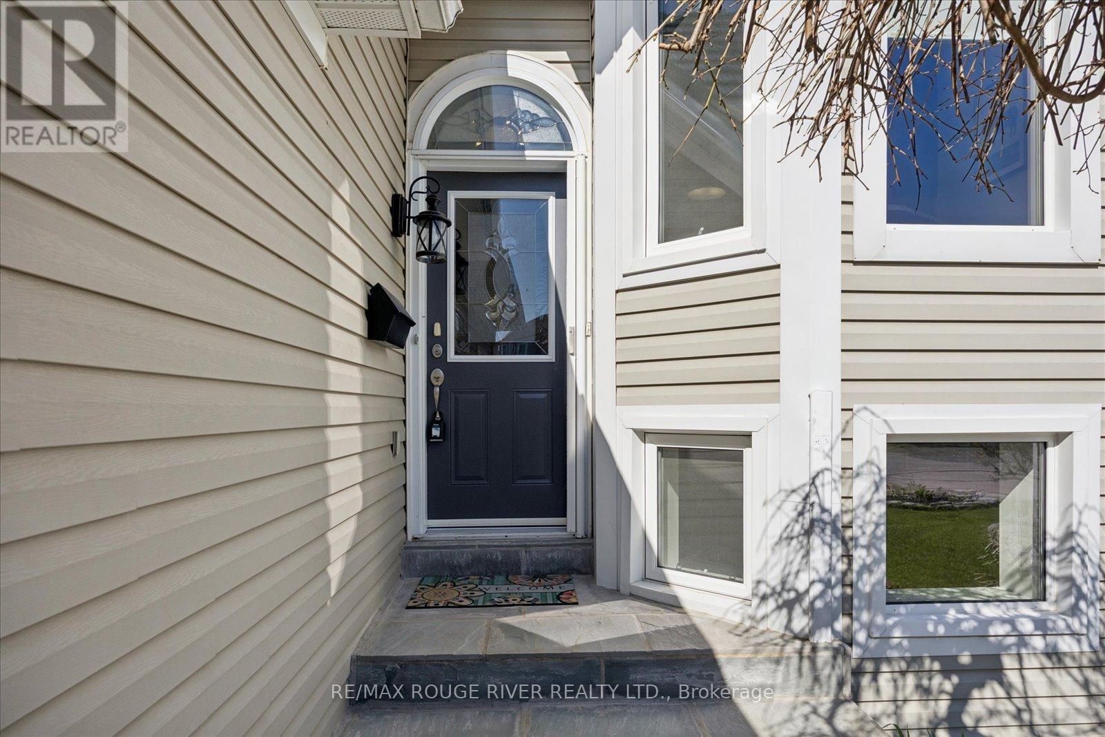 8 Rosemarie Crescent, Whitby, Ontario  L1M 1G6 - Photo 2 - E13206776