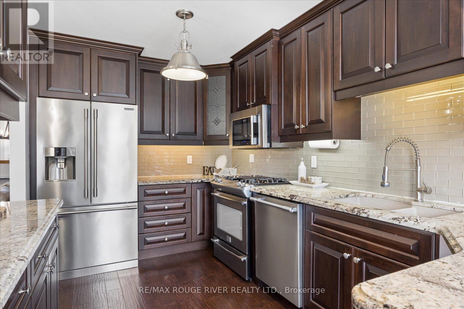 8 Rosemarie Crescent, Whitby, Ontario  L1M 1G6 - Photo 6 - E13206776