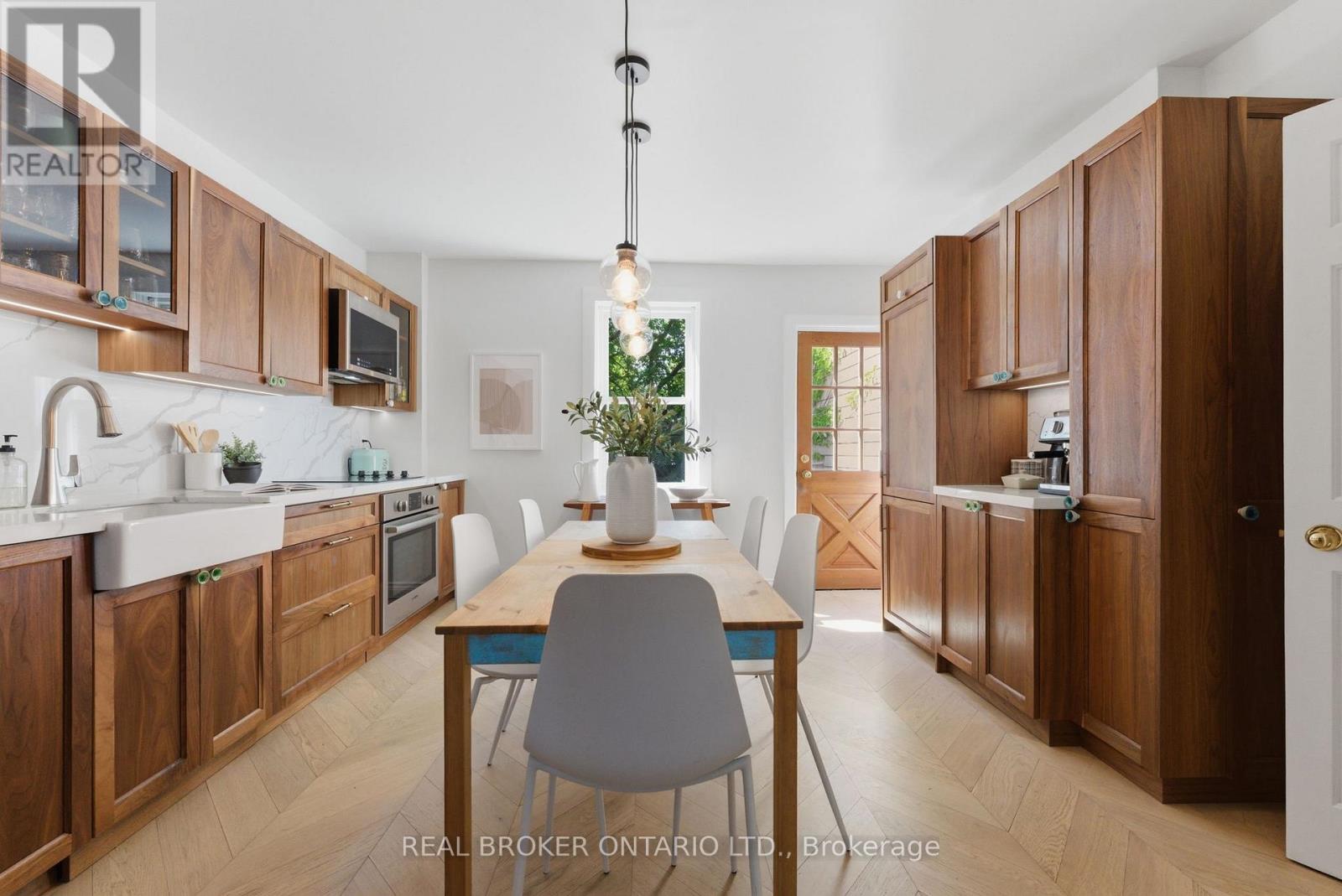 833 SAMMON AVENUE, Toronto, Ontario