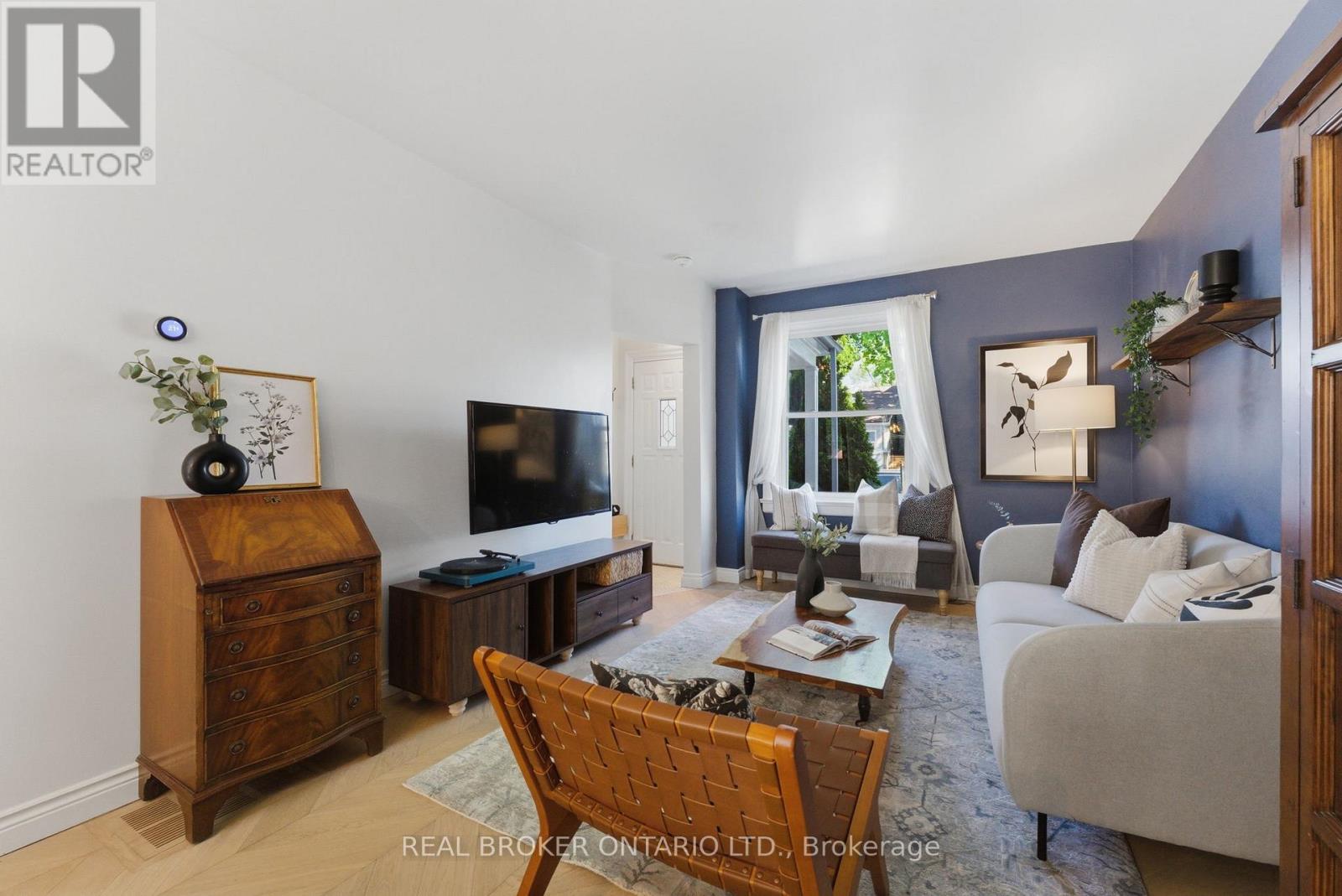 833 Sammon Avenue, Toronto, Ontario  M4C 2E7 - Photo 5 - E13206784