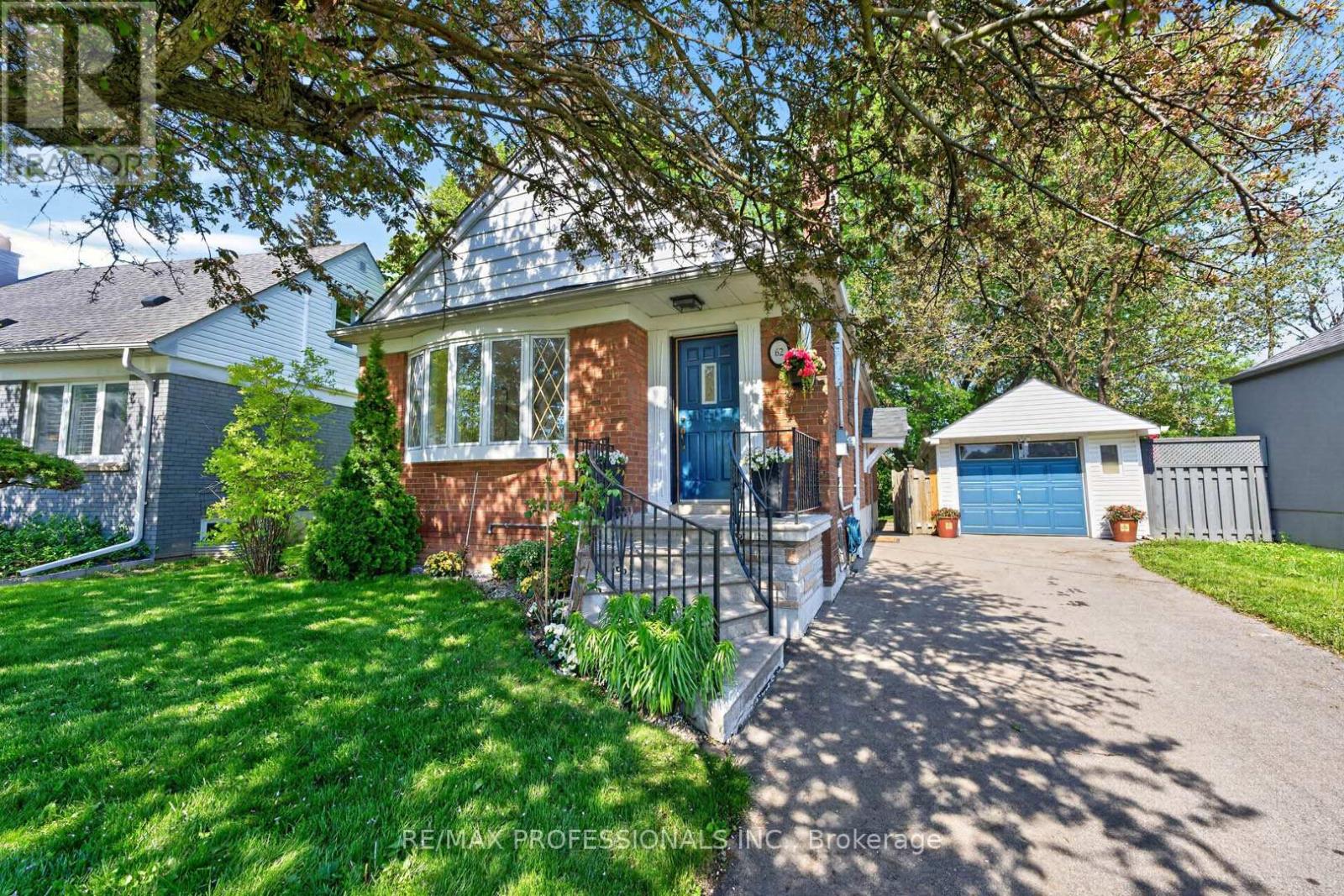 <div class="slider-price">$799,999</div><p>62 Marchington Circle, Toronto, Ontario</p>