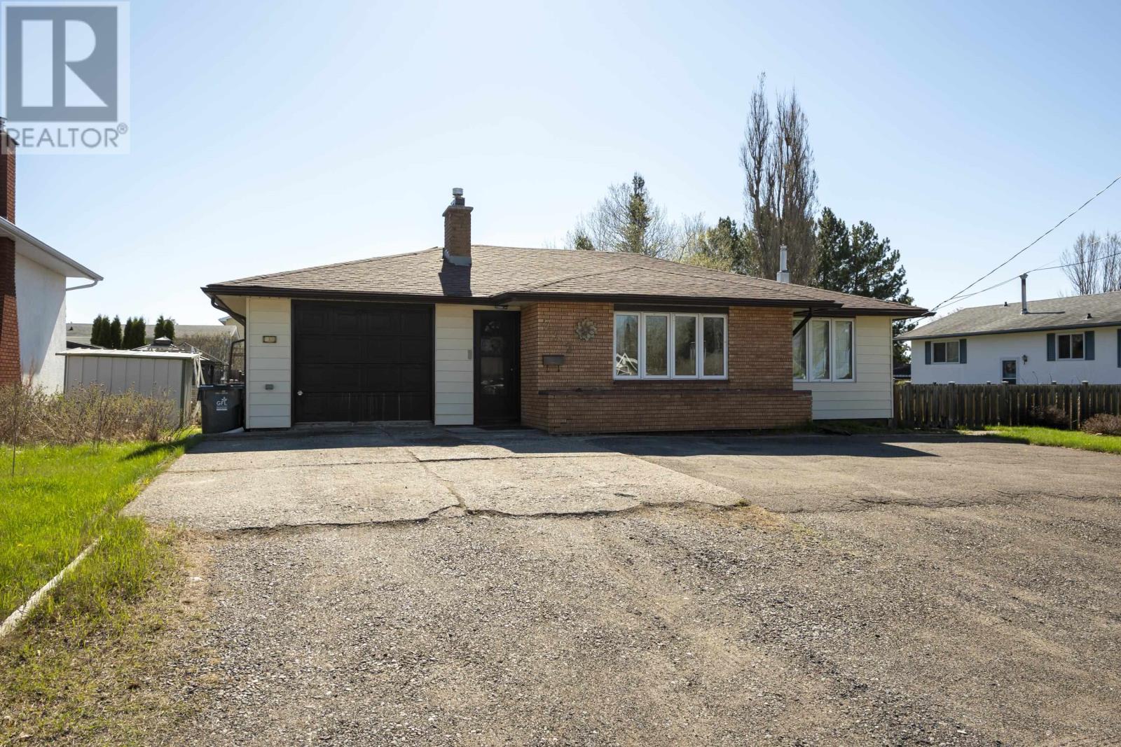 752 Leslie Ave, Thunder Bay, Ontario  P7A 2A2 - Photo 1 - TB2601232