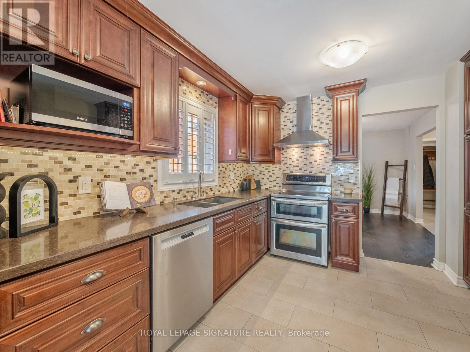 28 Bowes Garden Court, Toronto, Ontario  M1C 4L8 - Photo 11 - E13206880