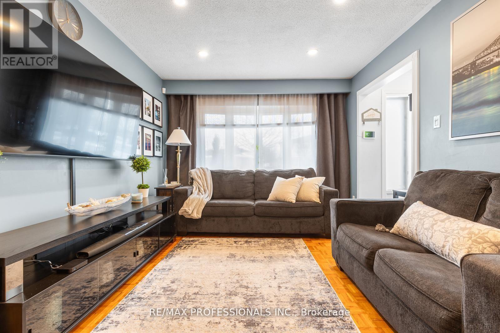 7656 Priory Crescent, Mississauga, Ontario  L4T 3H5 - Photo 9 - W13143564
