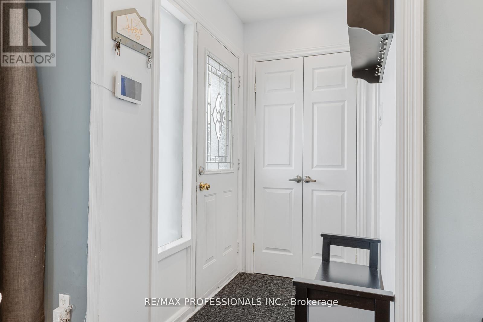 7656 Priory Crescent, Mississauga, Ontario  L4T 3H5 - Photo 2 - W13143564