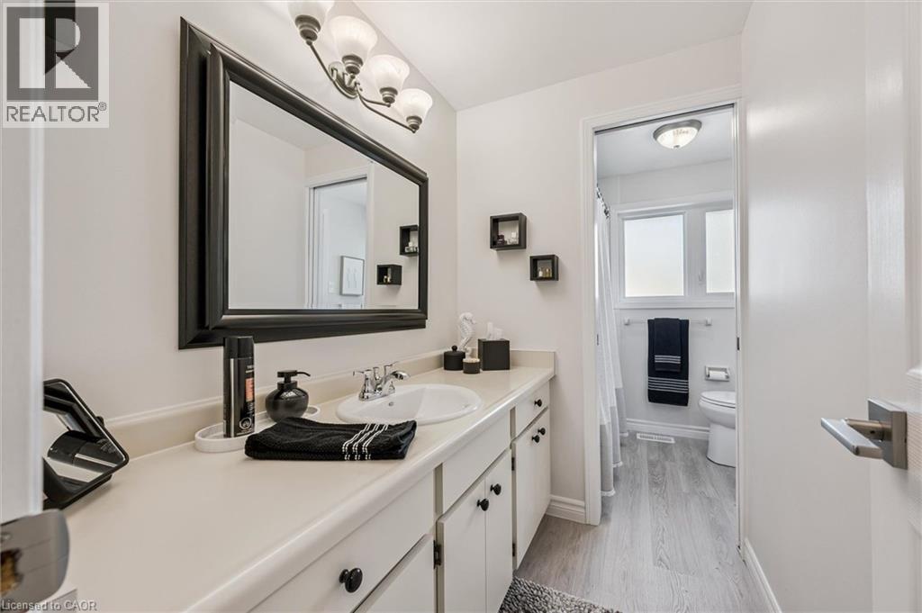 225 Foxhunt Road, Waterloo, Ontario N2K 2R8 - Photo 14 - 40833167