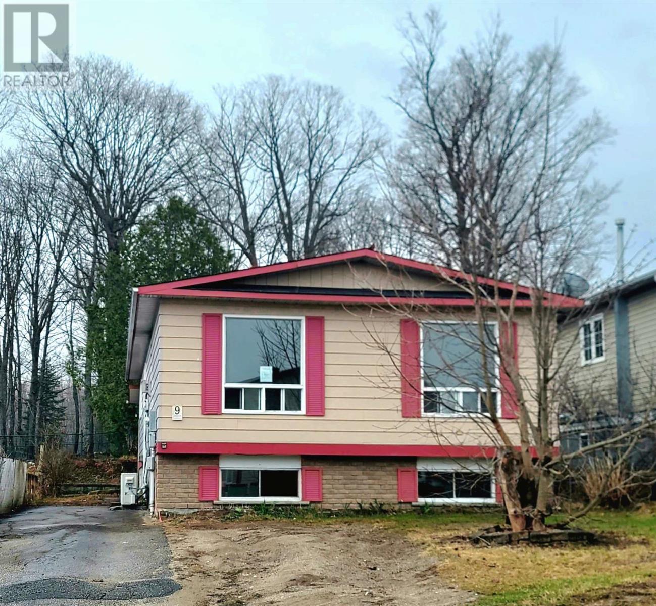 9 Lisbon Rd, Elliot Lake, Ontario  P5A 3N9 - Photo 1 - SM261206
