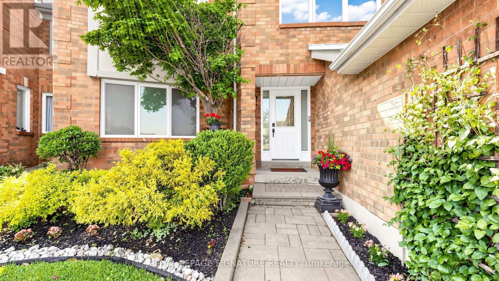 1493 Major Oaks Road, Pickering, Ontario  L1X 2N6 - Photo 2 - E13207064