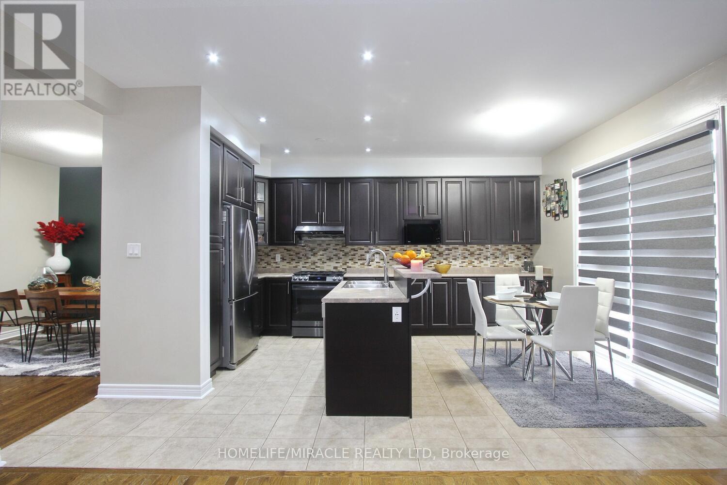 11 Bluffmeadow Street, Brampton, Ontario  L6P 3K3 - Photo 14 - W12789410