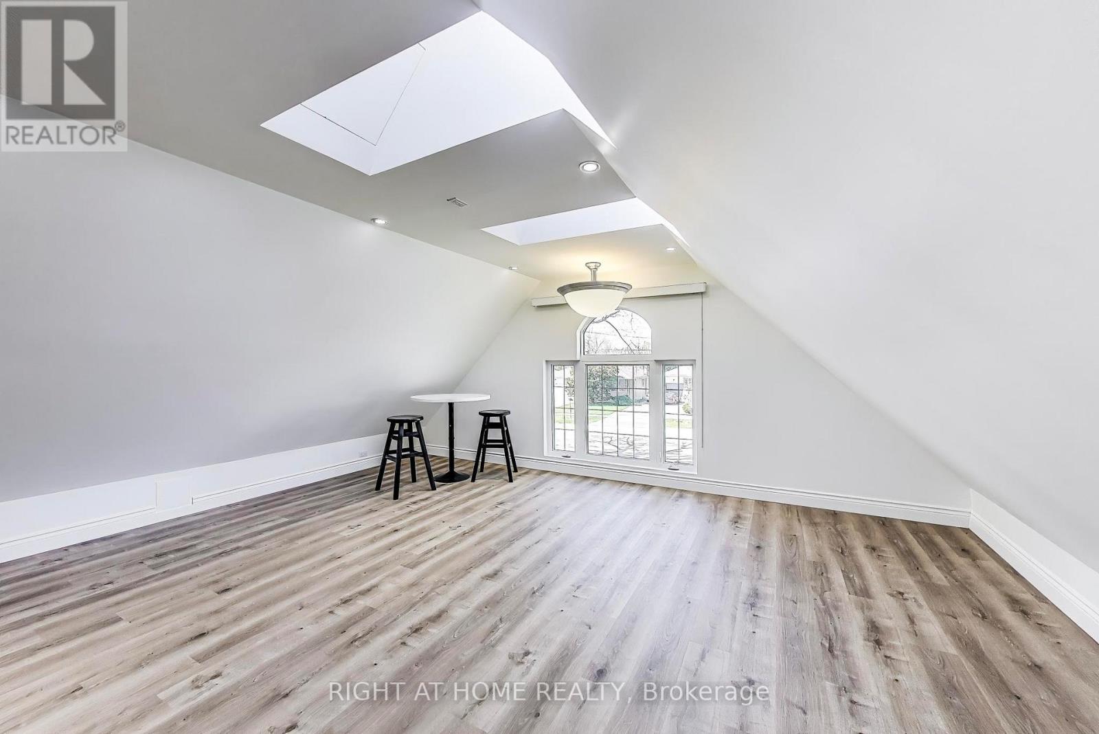 (Upper Level) 433 Martin Grove Road, Toronto, Ontario  M9B 4M3 - Photo 2 - W13207094