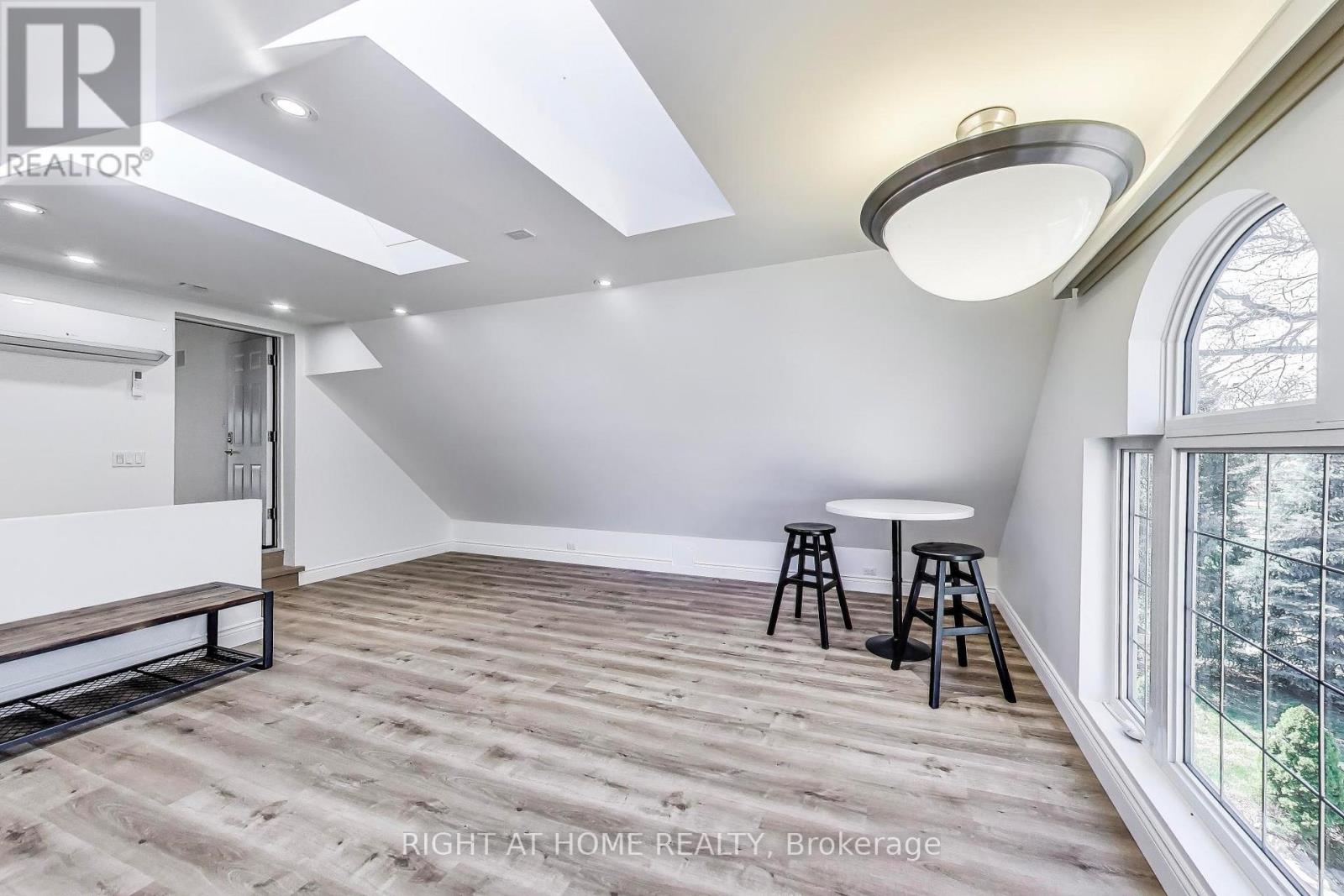 (Upper Level) 433 Martin Grove Road, Toronto, Ontario  M9B 4M3 - Photo 3 - W13207094